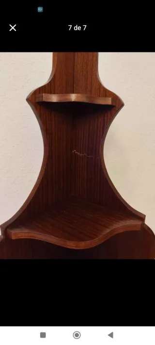 Mueble esquinero de madera tallada