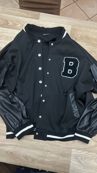 Giacca bomber nera con maniche in ecopelle