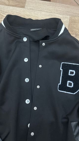 Giacca bomber nera con maniche in ecopelle