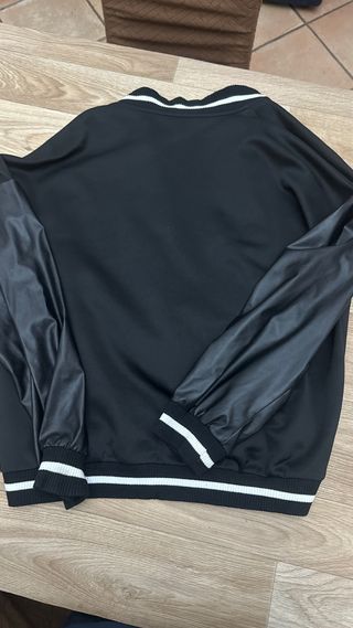 Giacca bomber nera con maniche in ecopelle