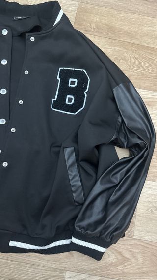 Giacca bomber nera con maniche in ecopelle