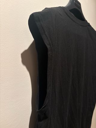 Camiseta sin mangas negra con frase