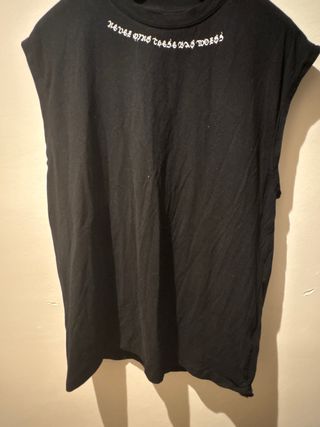 Camiseta sin mangas negra con frase