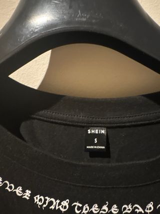 Camiseta sin mangas negra con frase