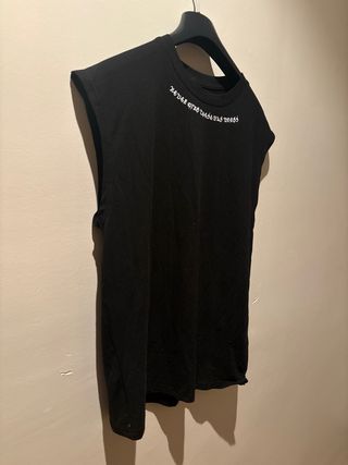 Camiseta sin mangas negra con frase