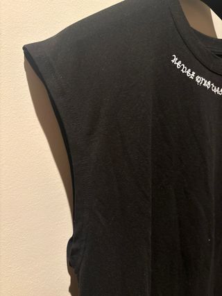 Camiseta sin mangas negra con frase