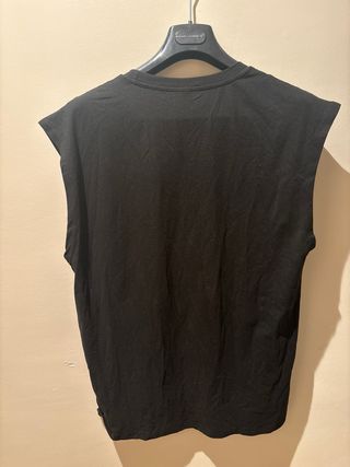 Camiseta sin mangas negra con frase