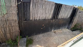 Puerta de hierro negra