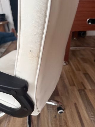 Silla de oficina blanca y plateada