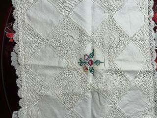 Cojín antiguo bordado floral