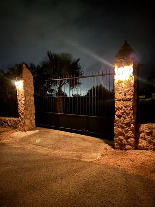 Puerta corredera metálica negra