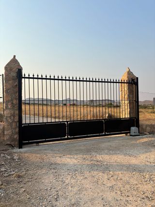 Puerta corredera metálica negra