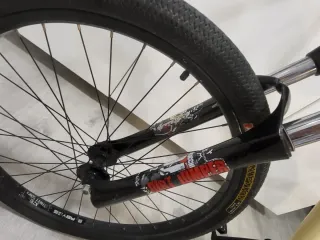 Bicicleta Dirt Jump Mondraker