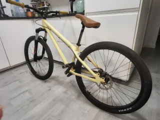 Bicicleta Dirt Jump Mondraker