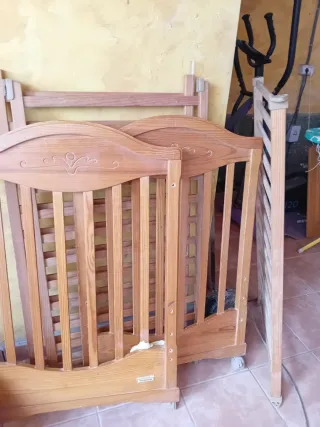 Cuna de madera tallada