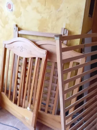 Cuna de madera tallada