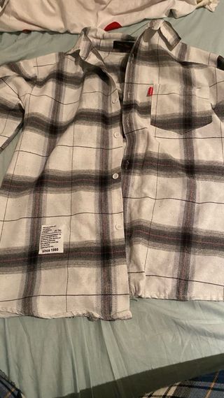 Camisa a cuadros gris y blanca