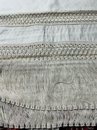 Toalla decorativa flecos puntilla e iniciales