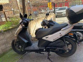 Moto Scooter 125cc Blanca y Negra