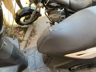 Moto Scooter 125cc Blanca y Negra