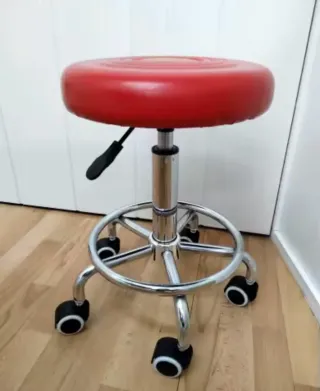 Taburete giratorio rojo con ruedas