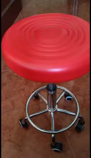 Taburete giratorio rojo con ruedas