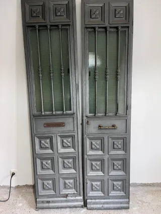 Puerta de hierro antigua con cristal