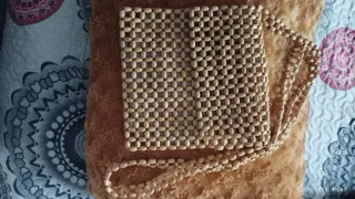 Bolsito de cuentas beige y marrón