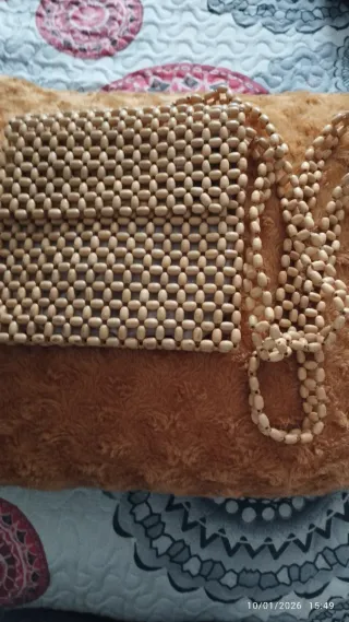 Bolsito de cuentas beige y marrón