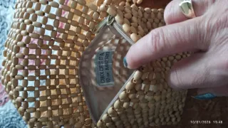 Bolsito de cuentas beige y marrón