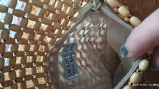 Bolsito de cuentas beige y marrón