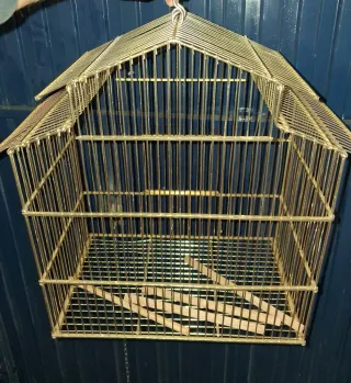 Jaula dorada para pájaros o exposicion