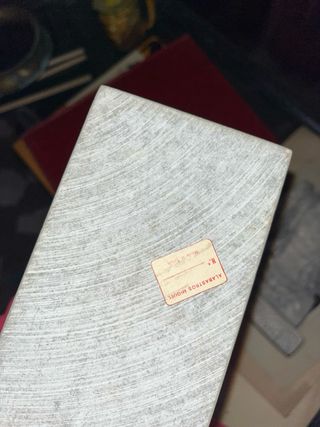 Elefante de metal y mármol