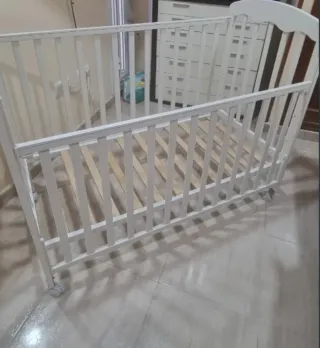 Cuna blanca de colecho con colchón