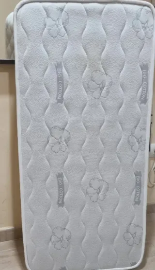 Cuna blanca de colecho con colchón