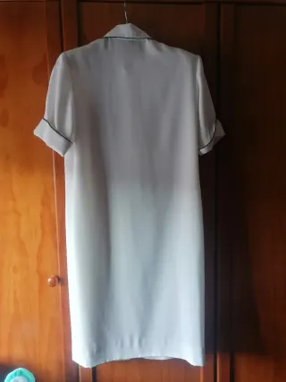 Vestido branco com detalhes pretos