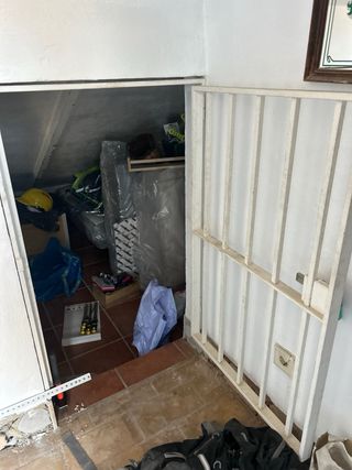 Puerta con reja de seguridad