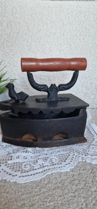 Plancha de hierro antigua con pajarito de apertura