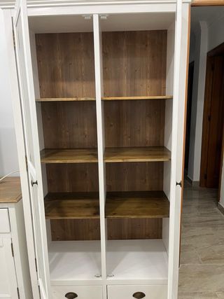 Vitrina de madera y cristal