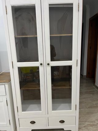 Vitrina de madera y cristal