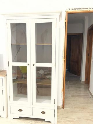 Vitrina de madera y cristal