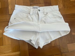 Minifalda con pantalón. Stradivarius. Talla 36.