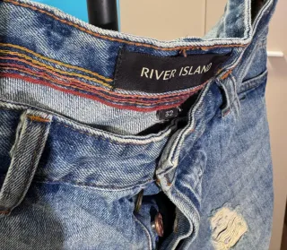 Bermuda vaquera River Island desgastada