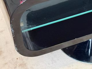 Mesa auxiliar negra con base cromada