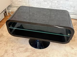 Mesa auxiliar negra con base cromada
