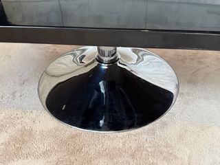 Mesa auxiliar negra con base cromada