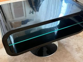 Mesa auxiliar negra con base cromada