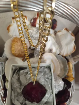 Collar con colgante morado y cadena dorada