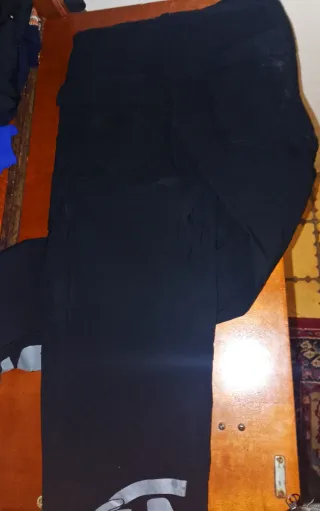 Camiseta negra con logo