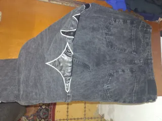 Pantalones vaqueros grises con detalles